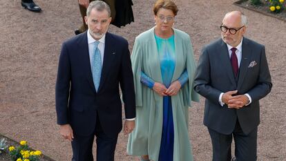 El rey Felipe VI, el presidente de Estonia, Alar Karis, y su esposa, Sirje Karis, antes de la cena ofrecida este domingo en el Palacio Presidencial de Kadriorg.