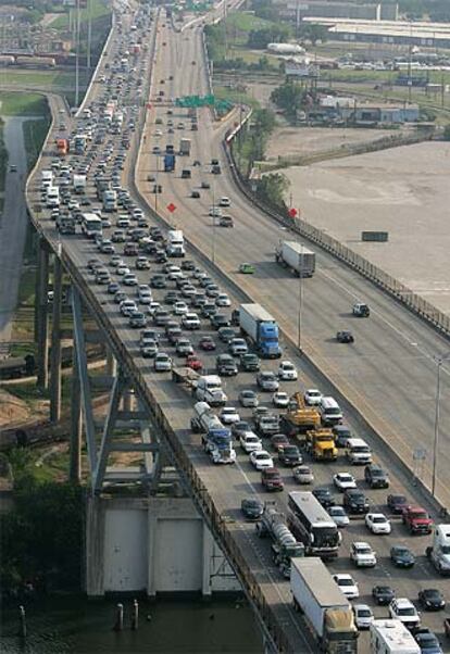 Miles de automovilistas que huyen de la llegada del Rita a Houston atascan la autopista hacia el norte de Tejas.