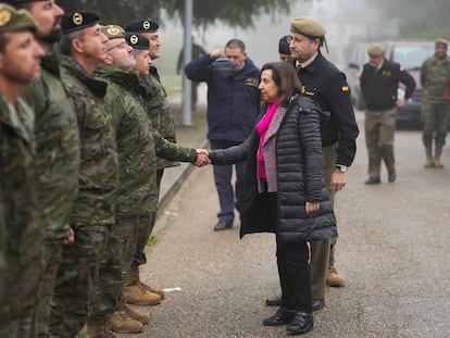 La ministra de Defensa, Margarita Robles, saluda a los militares durante la visita que hizo el pasado 4 de enero a la base de Cerro Muriano para rendir homenaje a los fallecidos.