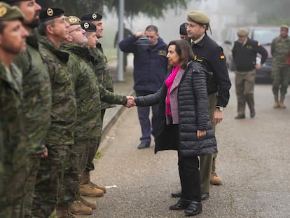 La ministra de Defensa, Margarita Robles, el pasado día 4, durante su visita a la base de Cerro Muriano (Córdoba), donde participó en el homenaje a los dos soldados fallecidos en unas maniobras.