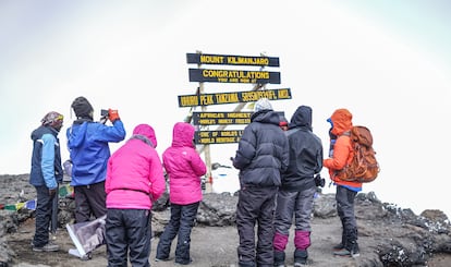 Un grupo de senderistas en el monte Kilimanjaro, en Tanzania.