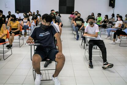 Estudiantes de secundaria durante un examen de admisión al bachiller en agosto de 2020 en Cancún, México.