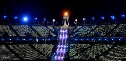 Vista del pebetero olímpico durante la ceremonia de clausura de los Juegos Olímpicos de Pyeongchang, el 25 de febrero de 2018.
