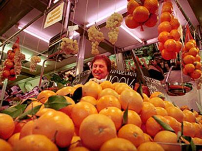 Una frutera vende naranjas en el mercado central de Valencia.