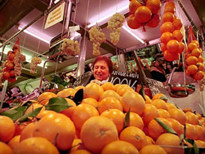 Una frutera vende naranjas en el mercado central de Valencia.