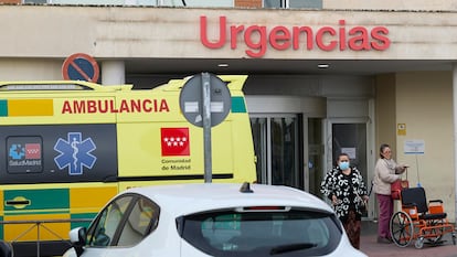 Una ambulancia en las Urgencias del Hospital 12 de Octubre, el pasado 8 de enero, en Madrid (España).