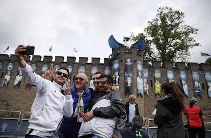 Aficionados de la Juventus en los exteriores del Estadio Nacional de Gales.