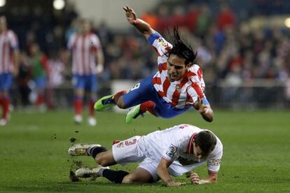 Falcao cae ante Navarro, en la goleada al Sevilla.