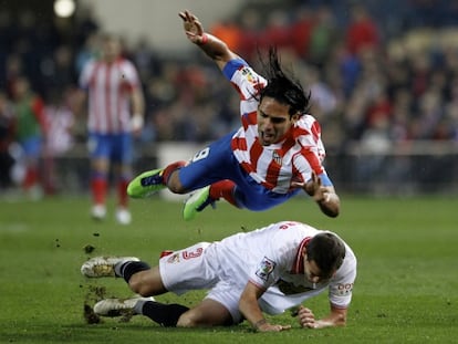 Falcao cae ante Navarro, en la goleada al Sevilla.