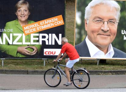 Dos carteles electorales de la CDU y del SPD, en una calle de Hamburgo, en el norte de Alemania.