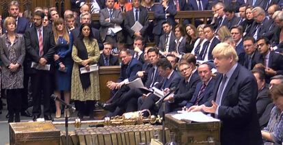 O primeiro-ministro Boris Johnson se dirige aos deputados neste sábado no Parlamento britânico em Londres.