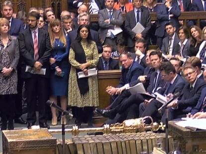 O primeiro-ministro Boris Johnson se dirige aos deputados neste sábado no Parlamento britânico em Londres.
