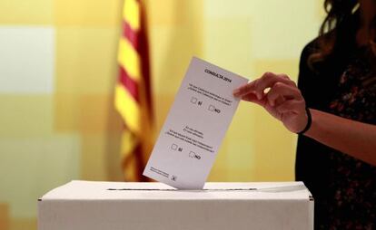 La urna que ha preparado la Generalitat, con la papeleta de la doble pregunta