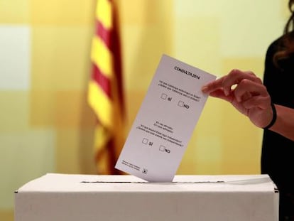 La urna que ha preparado la Generalitat, con la papeleta de la doble pregunta