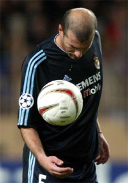 Zidane, cabizbajo, tras el pitido final, que ha consumado la eliminación del Madrid.