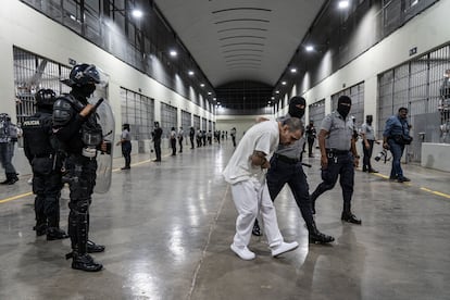 El Centro de Confinamiento del Terrorismo (Cecot), la megacárcel para pandilleros promovida por Nayib Bukele. 