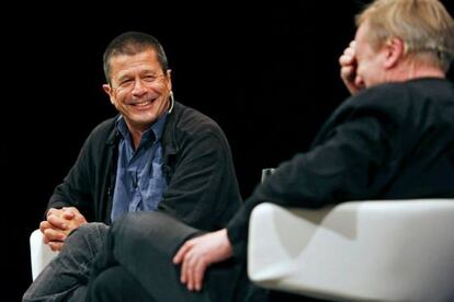 Los escritores Emmanuel Carrère, izqda, y Jean Echenoz en el Festival de la Risa de Bilbao.
