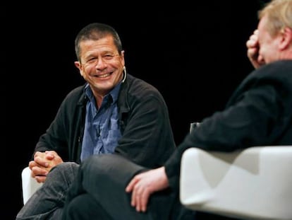 Los escritores Emmanuel Carr&egrave;re, izqda, y  Jean Echenoz en el Festival de la Risa de Bilbao.