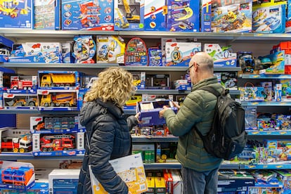 Una pareja comprando juguetes en una tienda de Zaragoza.