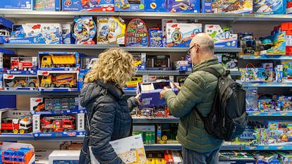 Una pareja comprando juguetes en una tienda de Zaragoza.
