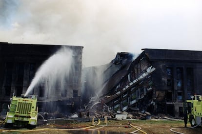 Los bomberos tratan de extinguir el fuego originado después de que el vuelo 77 de American Airlines impactase contra las instalaciones del Pentágono.