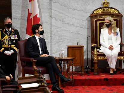 La representante de la corona británica en Canadá, Julie Payette, habla con el primer ministro, Justin Trudeau, en el Senado en Ottawa, Ontario, el 23 de septiembre de 2020.