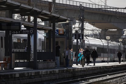 Pasajeros en la estación de Renfe de Maçanet-Massanes (Girona) de la linea R1 de Rodalies, este viernes.