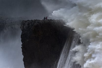 Olas de gran tamaño rompen contra la costa de Pría en el concejo de Llanes, el lunes.