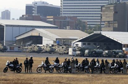 Militares no interior da base aérea da Carlota, nesta terça-feira.