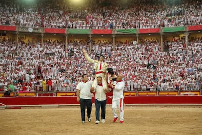 Juan José Padilla sale a hombros de la plaza de toros de Pamplona.