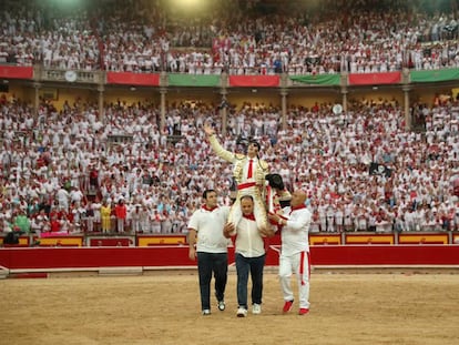 Juan José Padilla sale a hombros de la plaza de toros de Pamplona.