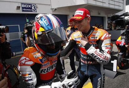 Casey Stoner celebra con su compañero Dani Pedrosa la 'pole' conseguida por el australiano en Estoril.