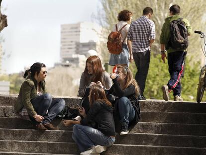 Estudiantes en la Avenida Complutense de Madrid. 