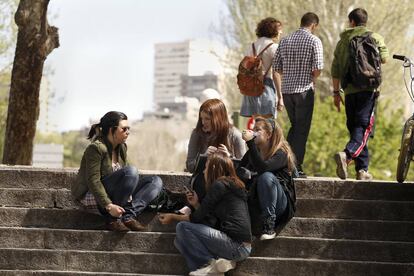 Estudiantes en la Avenida Complutense de Madrid.