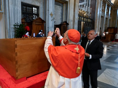 CIUDAD DEL VATICANO, 26/04/2025.- El entierro del papa Francisco en la basílica de Santa María la Mayor se produjo ante el cardenal camarlengo, Kevin Joseph Farrel, y los familiares del pontífice tras el funeral celebrado en la plaza de San Pedro ante 250.000 personas. EFE/Medios del Vaticano / Francesco Sforza/ POOL / SOLO USO EDITORIAL/SOLO DISPONIBLE PARA ILUSTRAR LA NOTICIA QUE ACOMPAÑA (CRÉDITO OBLIGATORIO)