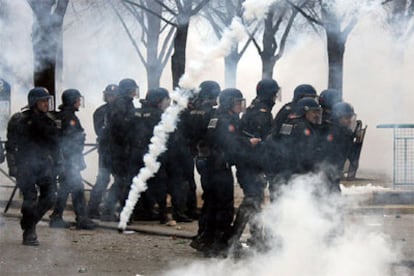 La policía se enfrenta con grupos de jóvenes al término de la protesta en París.