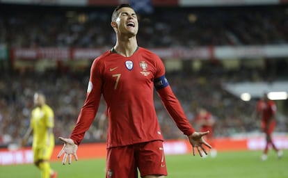 Cristiano lamenta una ocasión fallada ante Ucrania. 