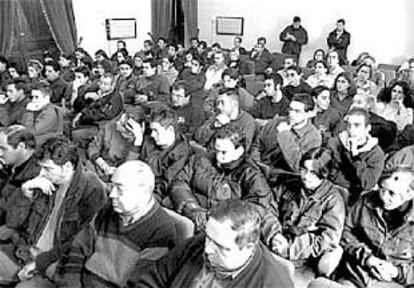 Jóvenes de la escuela taller de la Carolina, entre el público del último pleno.