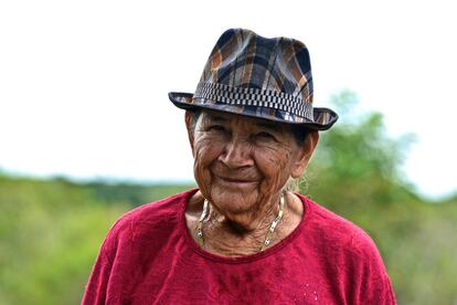 María Martínez, de 85 años, lleva más de 40 viviendo a escasos metros del río. Según dice, nunca tuvo problemas con el Ejército ni con la guerrilla: “Quien nada debe, nada teme”.

