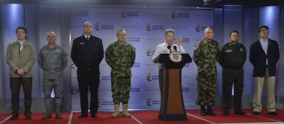 El presidente Juan Manuel Santos, este lunes, con la c&uacute;pula militar colombiana.