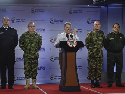 El presidente Juan Manuel Santos, este lunes, con la c&uacute;pula militar colombiana.
