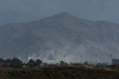 El humo se levanta sobre la base aérea de Bagram durante el ataque de los talibanes.