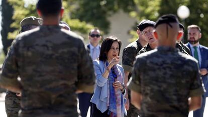 La ministra de Defensa, Margarita Robles, visita la base militar El Goloso.