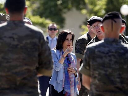 La ministra de Defensa, Margarita Robles, visita la base militar El Goloso.
