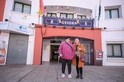 Juana Parro Garcia (izquierda) y Maria Angeles Ramirez (derecha), vecinas de las casas aisladas de Gévora, acudieron esta mañana al Ayuntamiento a solicitar ayudas al instituto municipal de Servicios Sociales después de que sus casas se inundaran por la crecida del río Gévora.