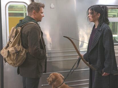 Jeremy Renner y Hailee Steinfeld en 'Ojo de Halcón'.