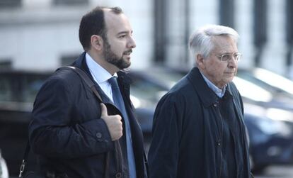 El expresidente de Caixanova, Julio Fernández Gayoso (d) llegando a la Audiencia Nacional este lunes.