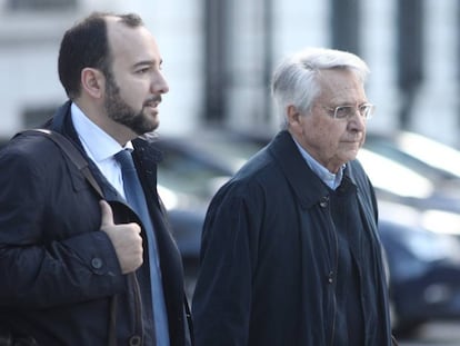 El expresidente de Caixanova, Julio Fernández Gayoso (d) llegando a la Audiencia Nacional este lunes.