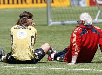 Luis, ayer, en la charla que tuvo con Sergio Ramos durante el entrenamiento.