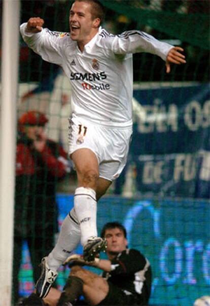 Owen celebra el primer gol frente a Osasuna.